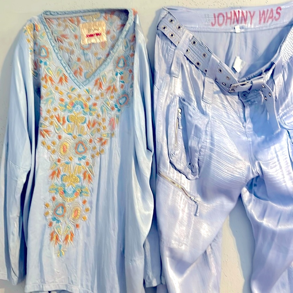 Johnny Was 2 piece blouse & cargo pants with 4 cargo pockets to the front. - Picture 8 of 13